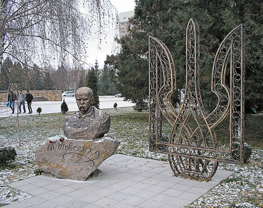 Триметровий кований тризуб, що разом із пам’ятником Тарасові Шевченку встановили цього року в Ладижині, занесено до Книги рекордів України. Фото автора